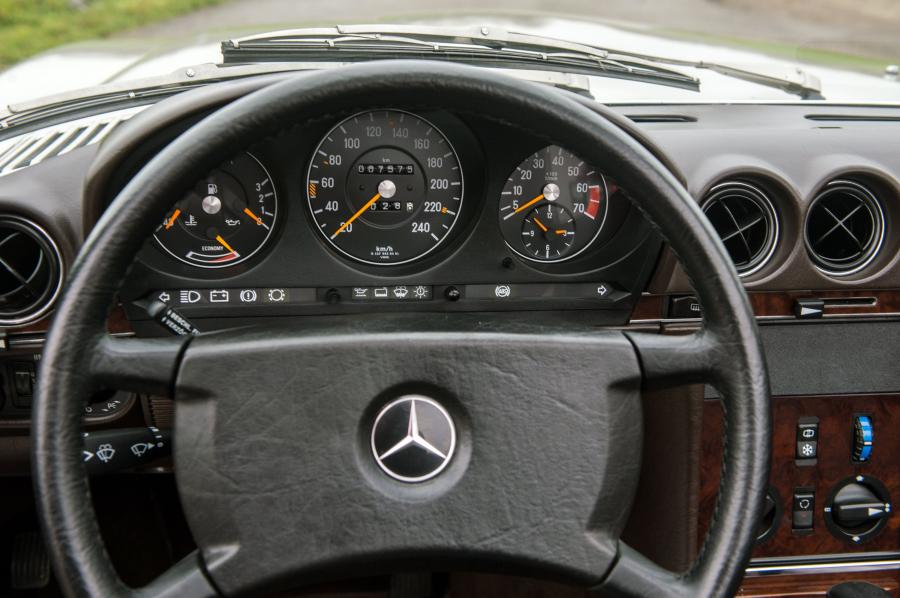 Панель приборов Mercedes-Benz 500 SL 1980 года  (фото 25 из 25)